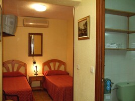 Escritorio, cortinas opacas, wifi gratis