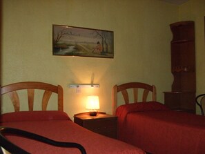 Escritorio, cortinas blackout y wifi gratis 