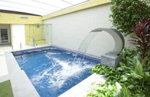 15 piscines couvertes, chaises longues