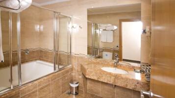 Suite (Rumba) | Baño | Secador de pelo, albornoces, zapatillas y toallas