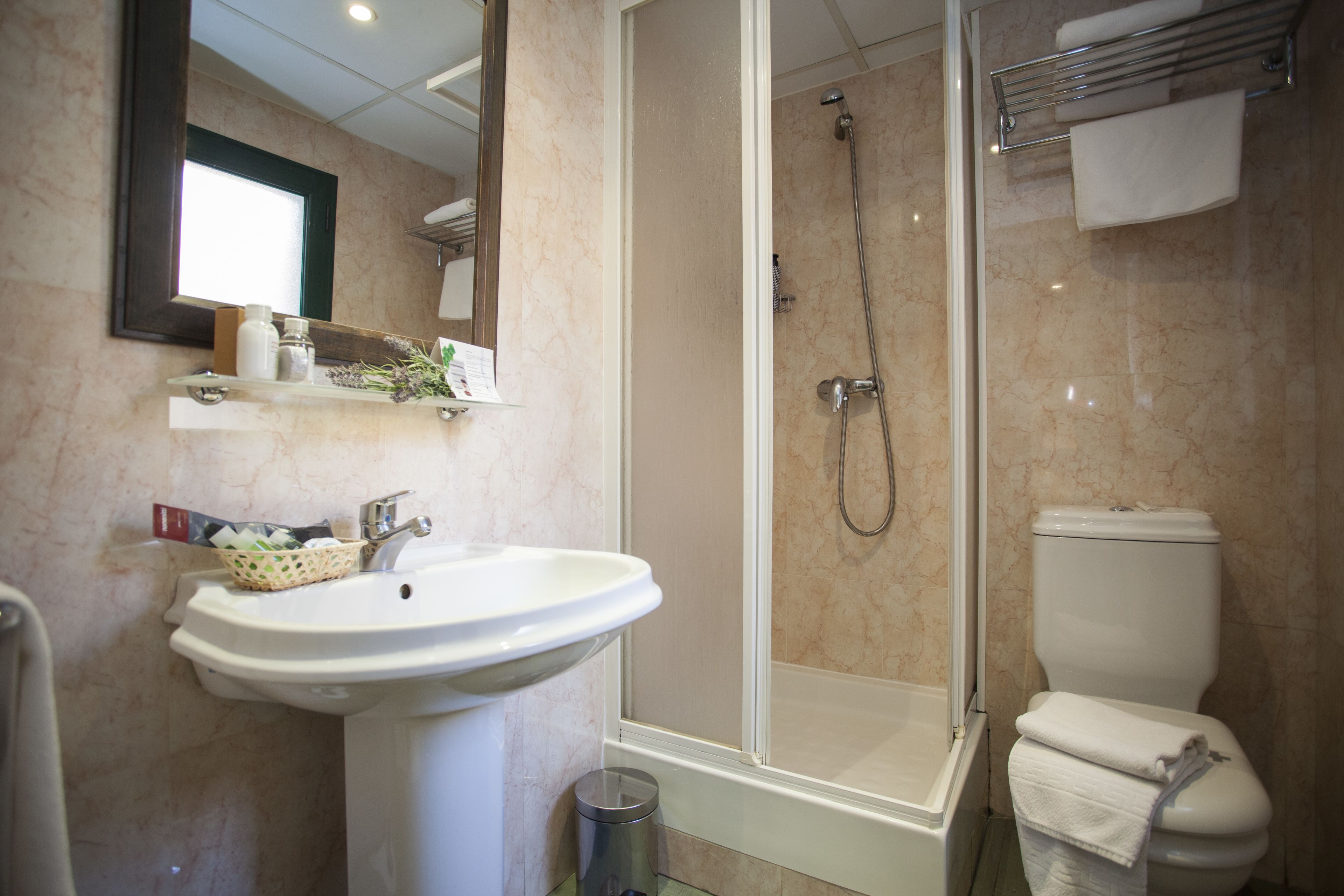 Economy Twin Room | Bathroom sink