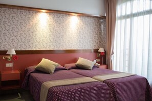 Twin Room | Minibar, in-room safe, desk, blackout curtains - Hotel Jardin de Aranjuez (Aranjuez)