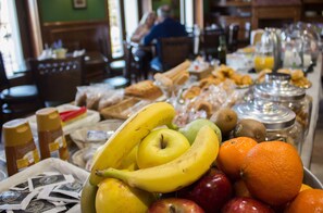 Se ofrece un desayuno bufé todos los días (por un coste adicional)