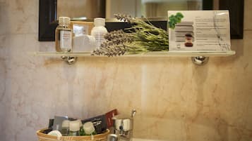 Twin Room | Bathroom | Free toiletries, hair dryer, towels