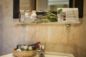 Twin Room | Bathroom | Free toiletries, hair dryer, towels