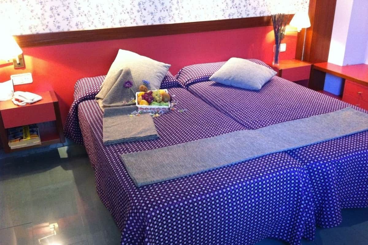 Habitación con 2 camas individuales | Minibar, caja fuerte, escritorio y cortinas opacas