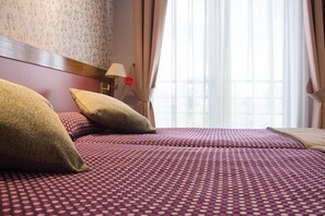 Twin Room | Minibar, in-room safe, desk, blackout curtains