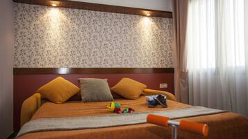 Familjerum | Minibar, vÀrdeförvaringsskÄp pÄ rummet och skrivbord