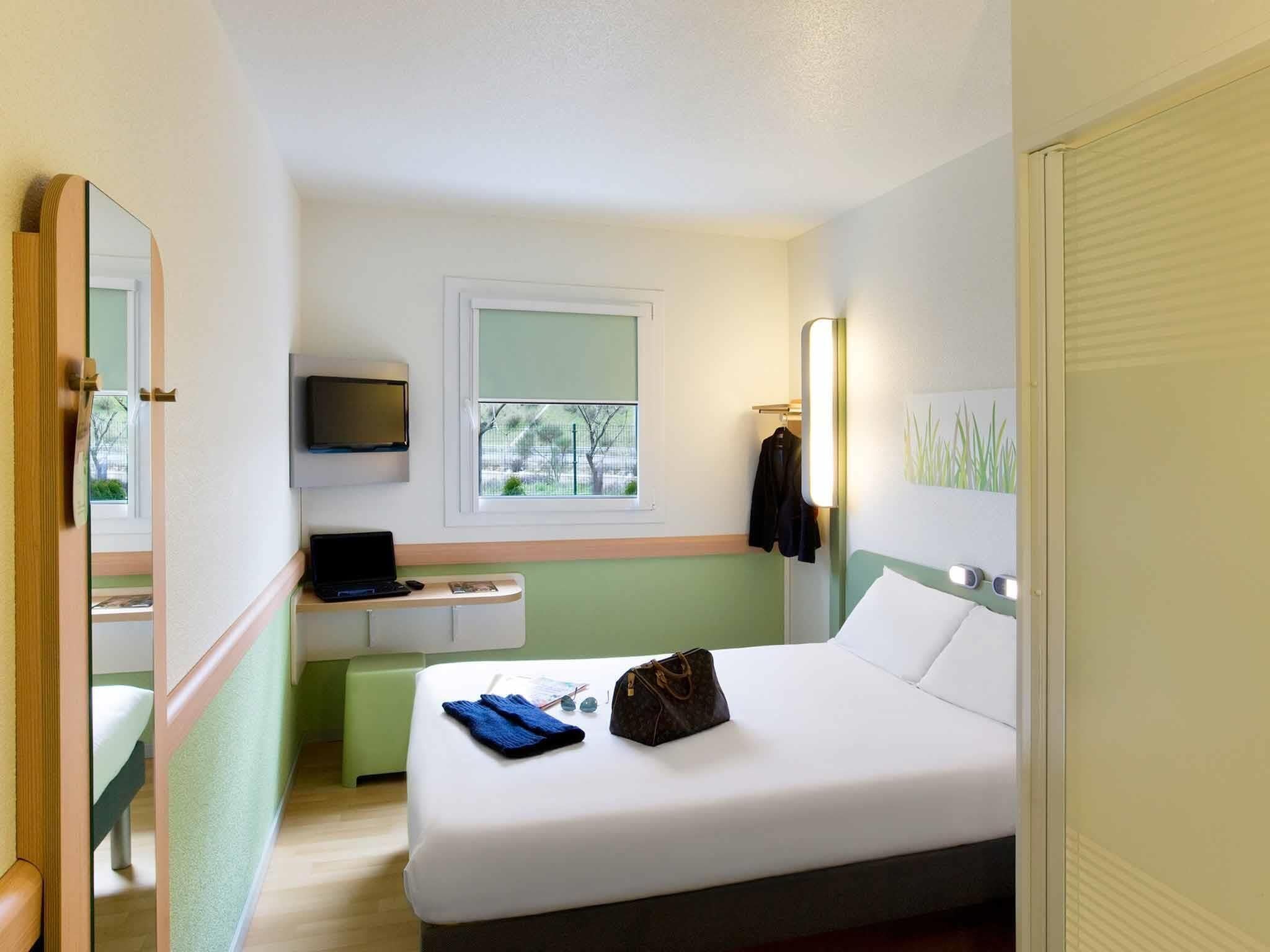 Room, 1 Double Bed | Soundproofing, cribs/infant beds, wheelchair access