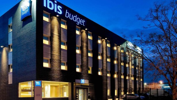 A modern building with the sign "ibis budget" indicating it is a budget hotel. - Ibis Budget Madrid Getafe (Getafe)