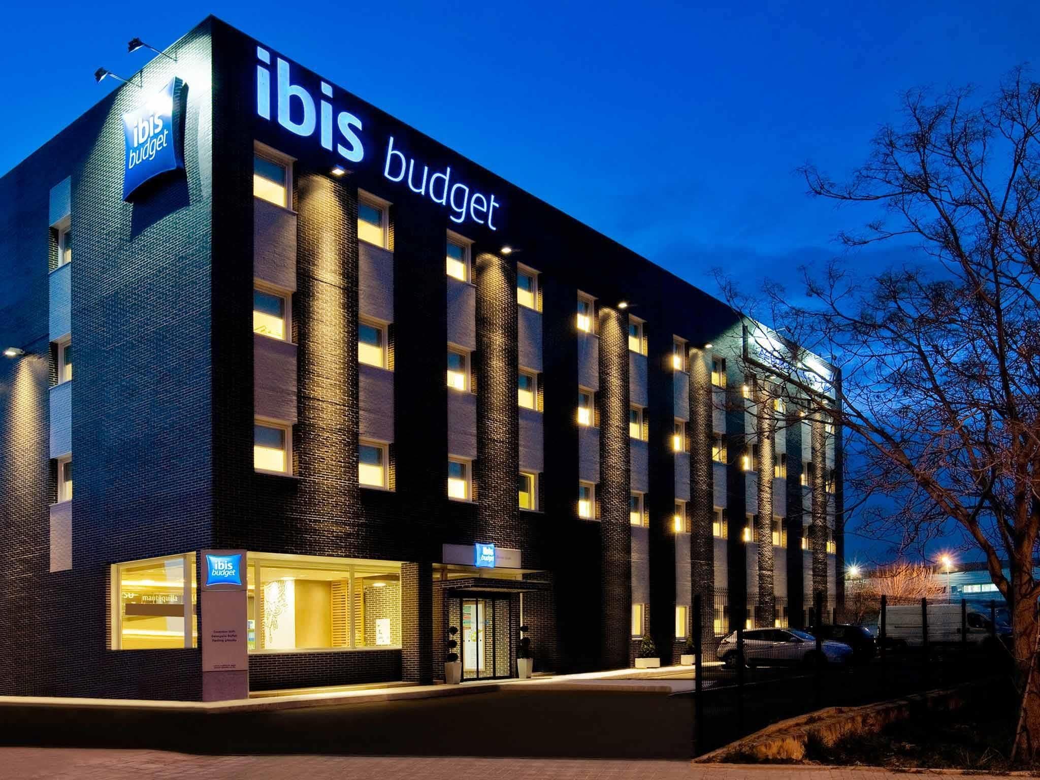 A modern building with the sign "ibis budget" indicating it is a budget hotel.