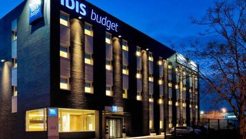 A modern building with the sign "ibis budget" indicating it is a budget hotel.