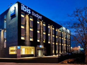 A modern building with the sign "ibis budget" indicating it is a budget hotel. - Ibis Budget Madrid Getafe (Getafe)