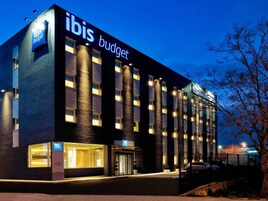 A modern building with the sign "ibis budget" indicating it is a budget hotel.