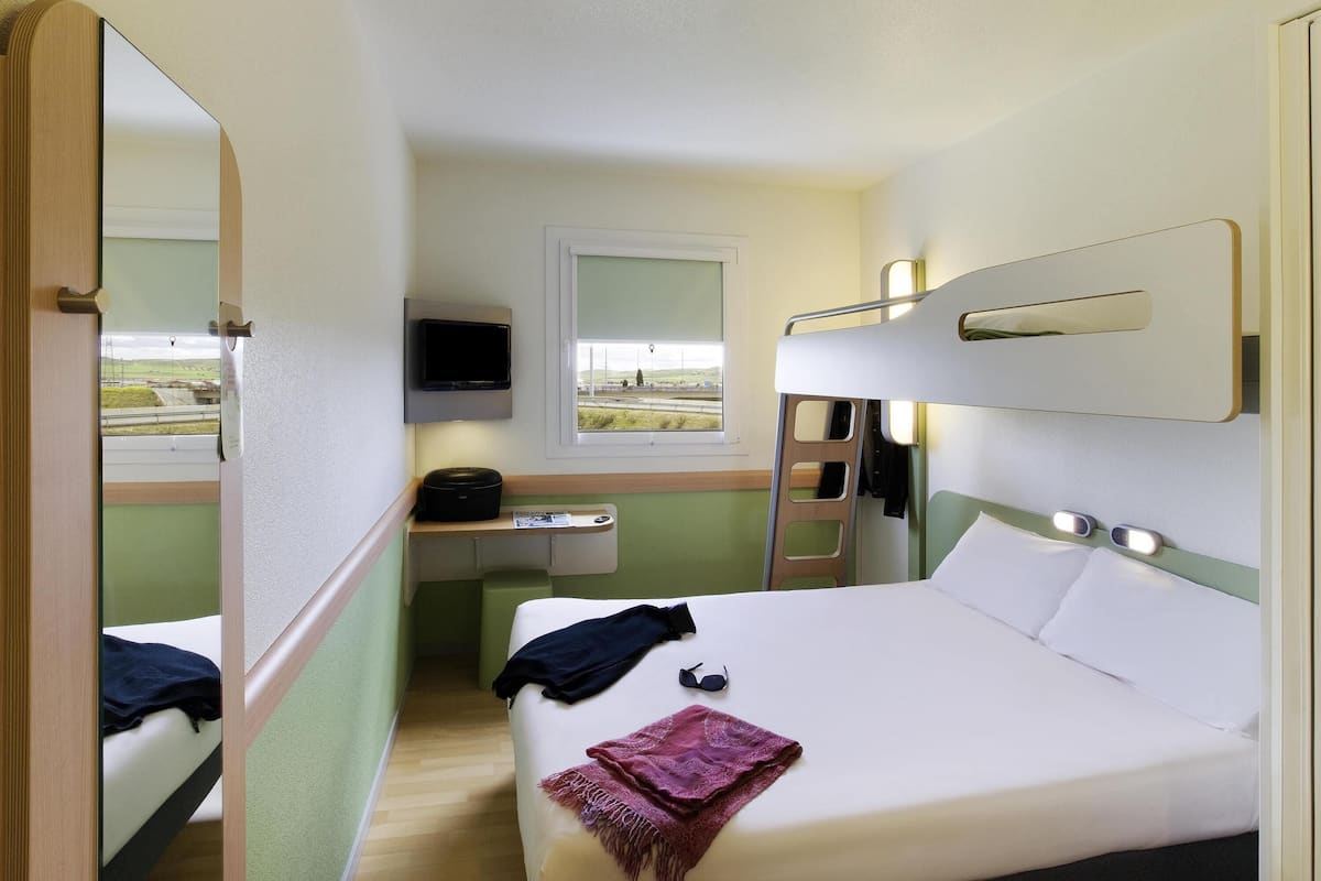 Camera, 1 letto matrimoniale | Insonorizzazione, culle/letti per bambini, accesso in sedia a rotelle