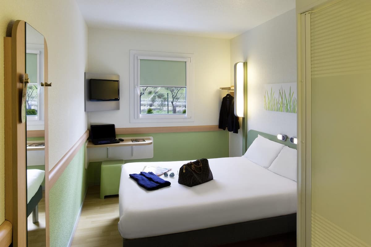 Room, 1 Double Bed | Soundproofing, cribs/infant beds, wheelchair access