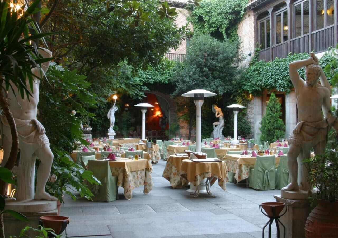 2 restaurants, lunch, dinner served; local and international cuisine