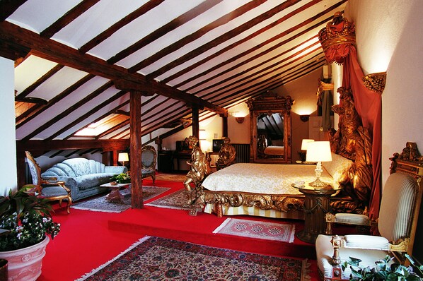 Suite, Balcony | Premium bedding, minibar, in-room safe, desk - Hotel La Casa Grande (Torrejón de Ardoz)