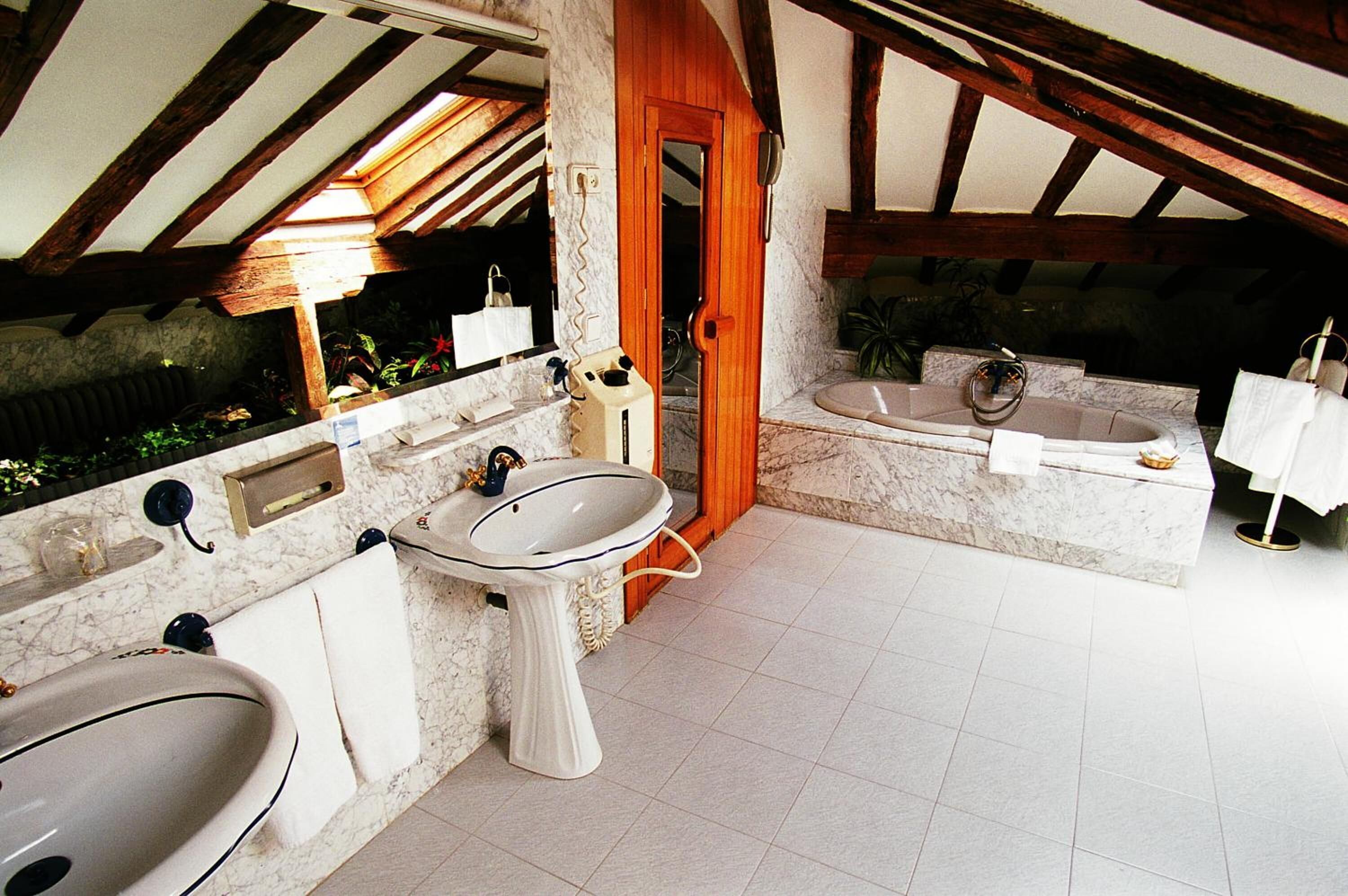 jetted bath, free toiletries, hair dryer, towels