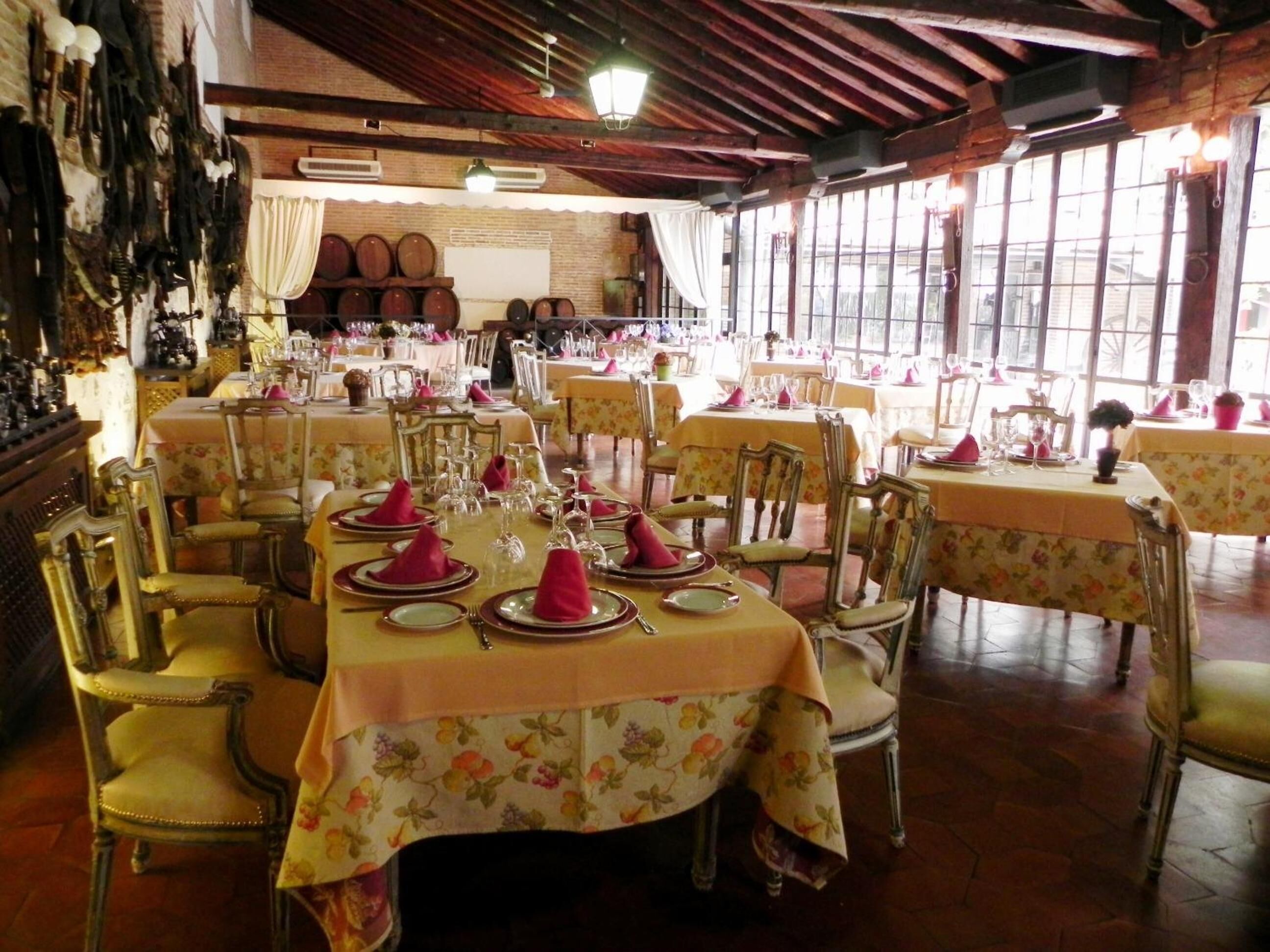 2 restaurants, lunch, dinner served; local and international cuisine