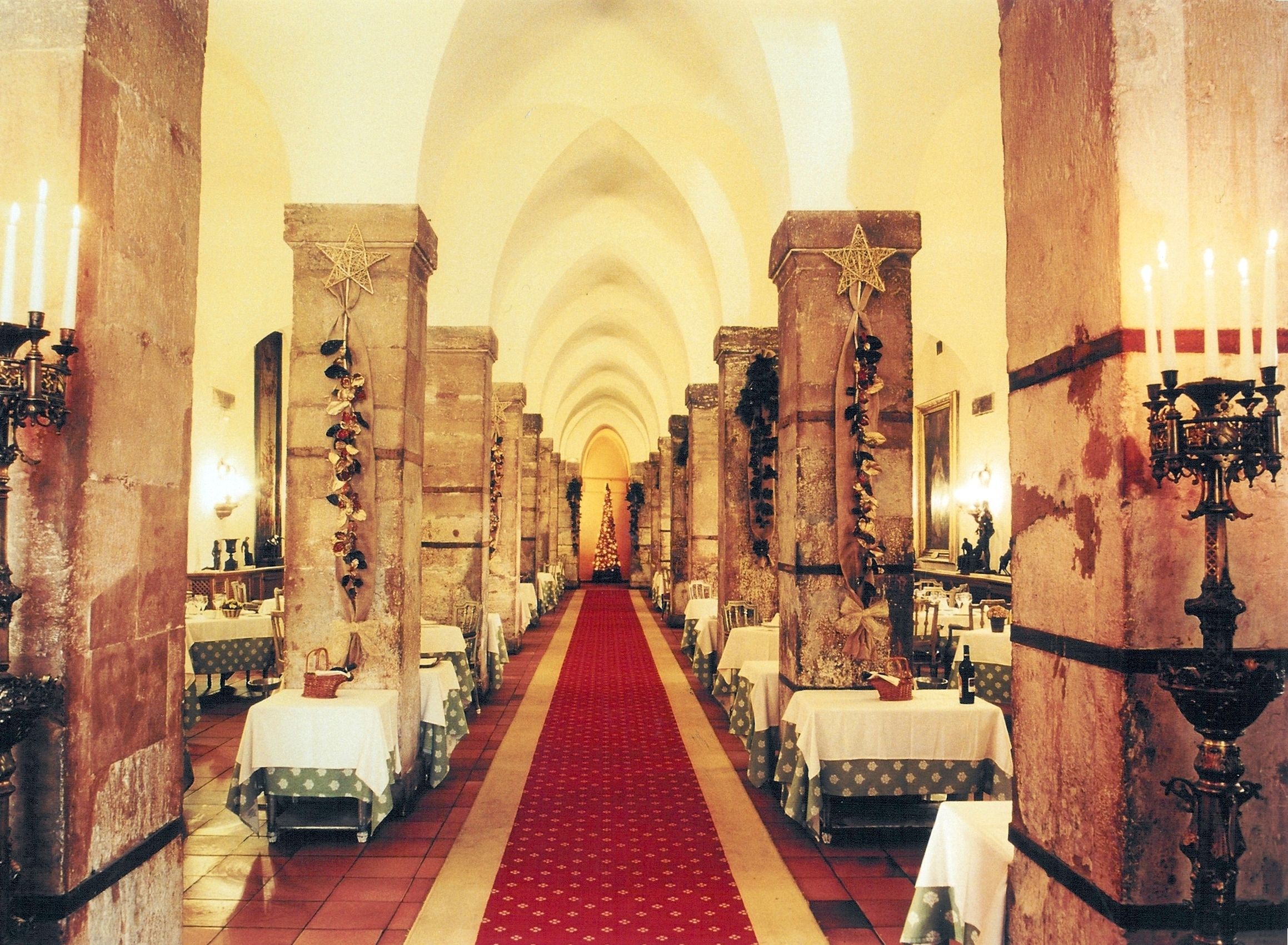 2 restaurants, lunch, dinner served; local and international cuisine