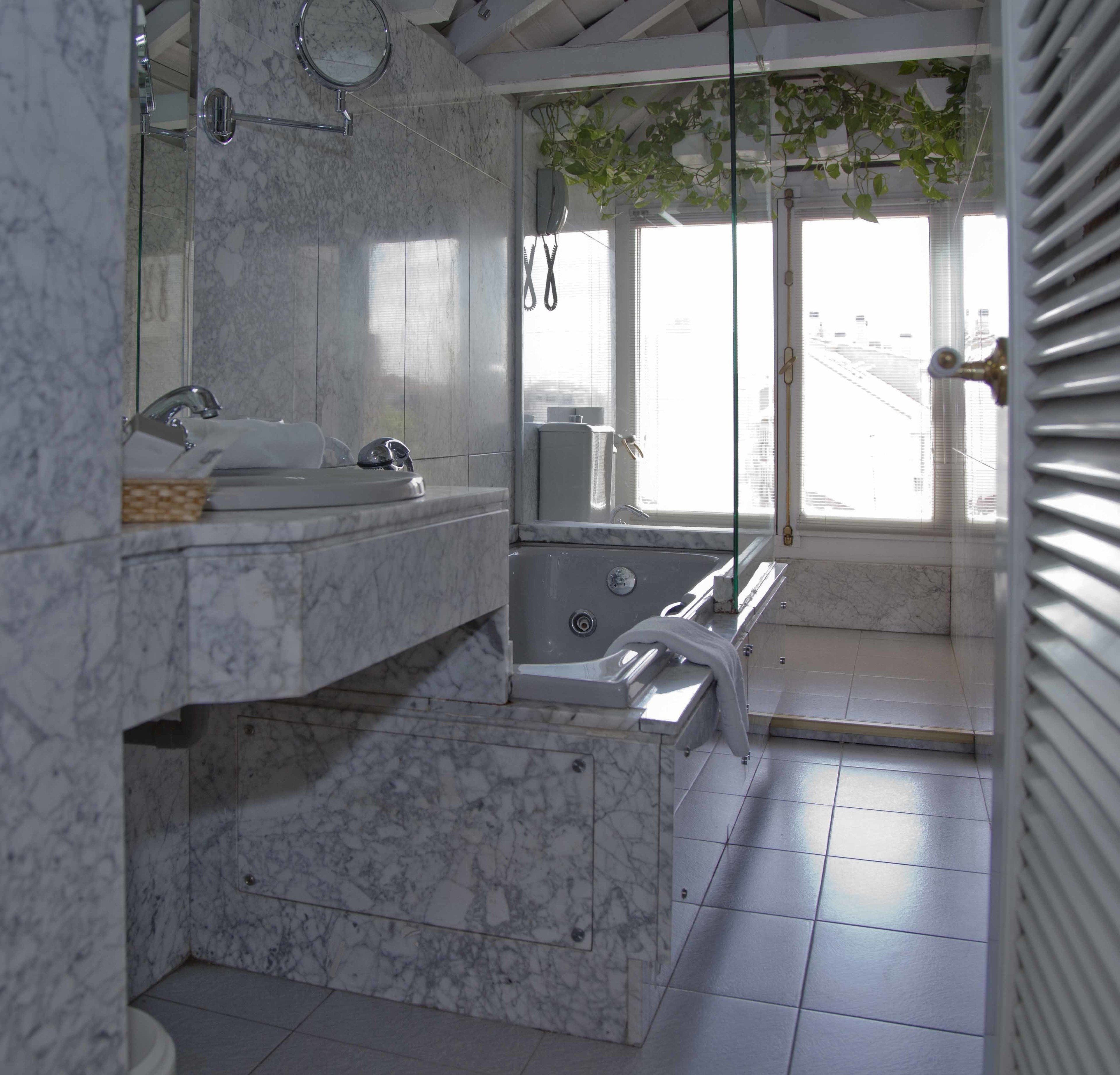 double room, 1 double bed | premium bedding, minibar, in-room safe, desk