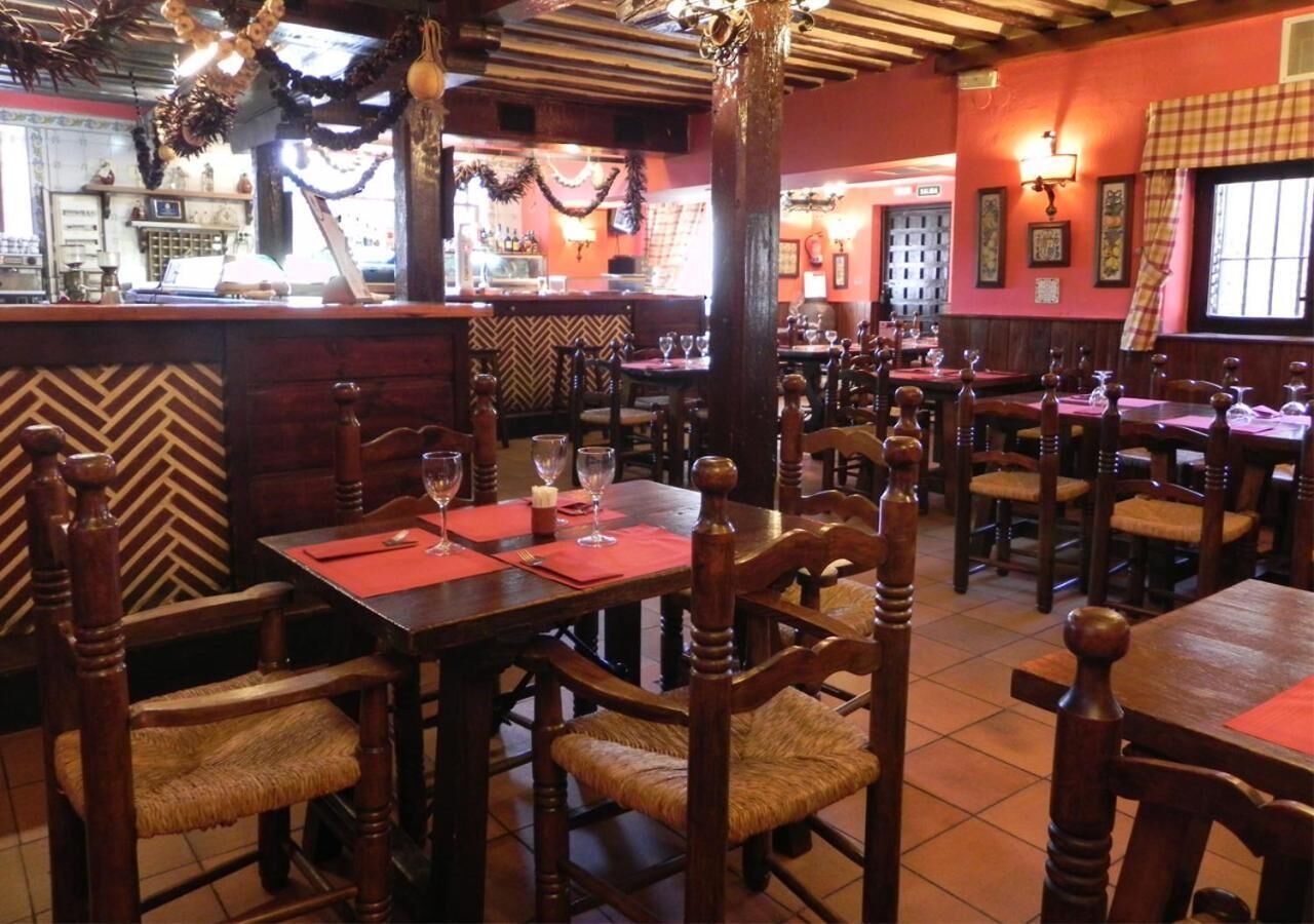 2 restaurants, lunch, dinner served; local and international cuisine