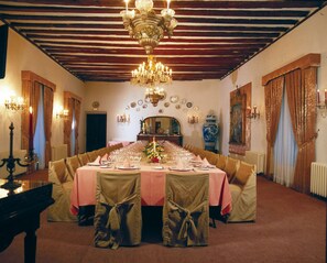 2 restaurants, lunch, dinner served; local and international cuisine
