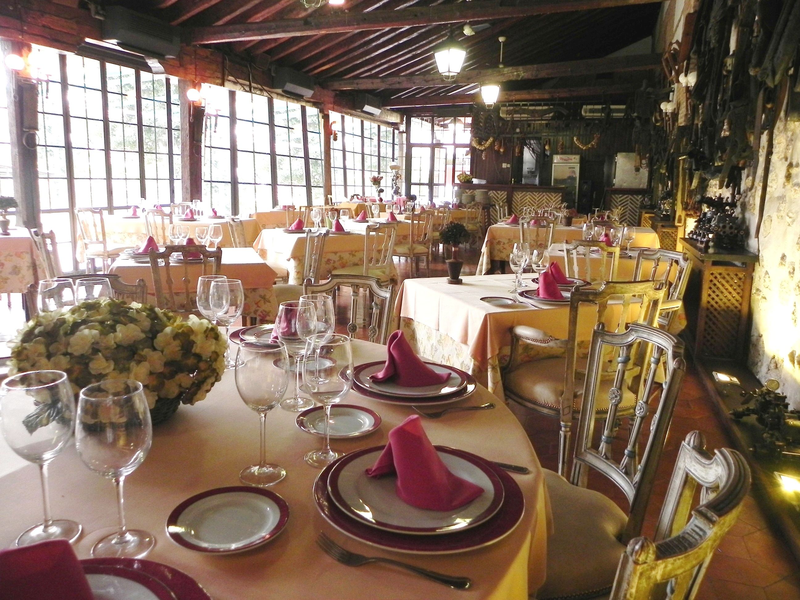 2 restaurants, lunch, dinner served; local and international cuisine