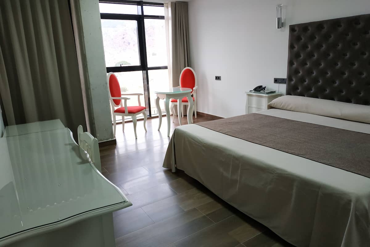 double room single use | desk, blackout curtains, soundproofing, free wifi