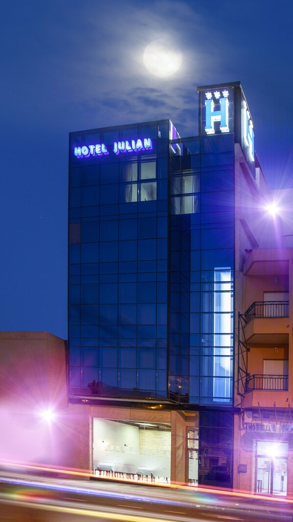 A modern hotel building with a prominent 'HOTEL JULIAN' sign. - Hotel Julián (Alhama de Murcia)