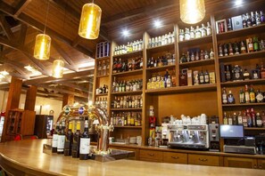 2 restaurantes; se sirven desayunos, almuerzos y cenas