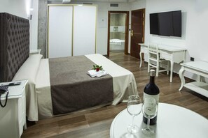 Double or Twin Room | Desk, blackout curtains, soundproofing, free WiFi - Hotel Julián (Alhama de Murcia)