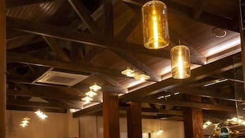 2 restaurants, serveren ontbijt, lunch, diner, lokale gerechten