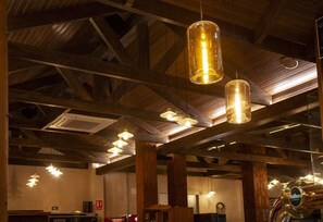 2 か所のレストラン、朝食、ランチ、ディナーに営業 (郷土料理)