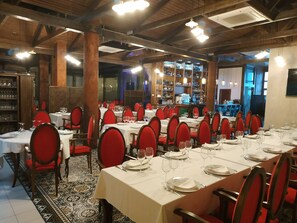 2 restaurantes, com serviço de café da manhã e almoço; culinária local