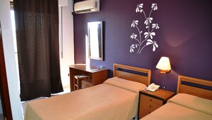 A hotel room with two beds, a desk, a chair, a lamp, and a mirror. - Hotel Venta el Puerto (Murcia)