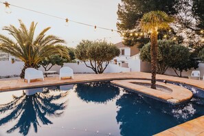 Piscine extérieure (ouverte en saison), parasols de plage