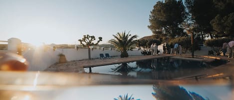 Piscine extérieure (ouverte en saison), parasols de plage