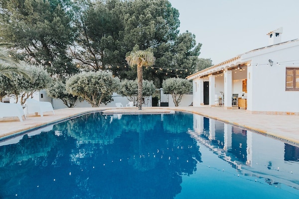 Una piscina al aire libre de temporada, sombrillas, tumbonas