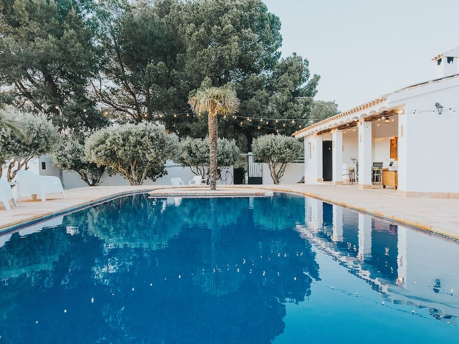 Piscine extérieure (ouverte en saison), parasols de plage