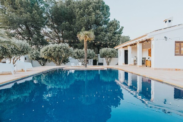 Seasonal outdoor pool, pool umbrellas, sun loungers - Casa Pedro Barrera (Caravaca de la Cruz)