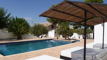 Piscine extérieure (ouverte en saison), parasols de plage