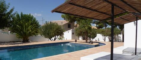 Een seizoensgebonden buitenzwembad en parasols bij het zwembad