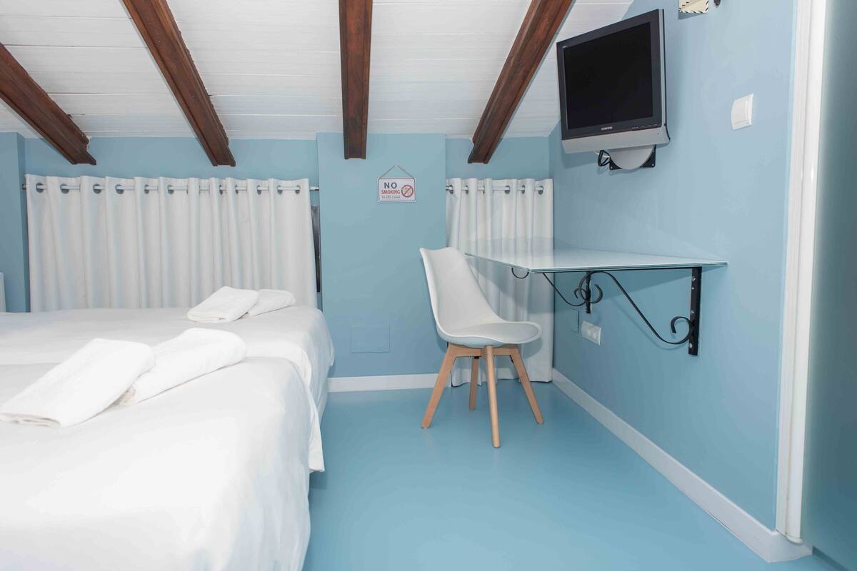 Double Room (De la Orden de Santiago) | Iron/ironing board (on request), free WiFi, bed sheets