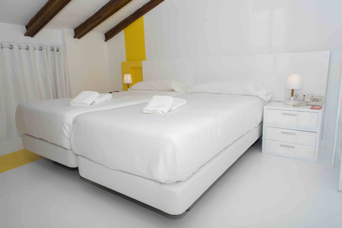 Twin Room (Del Peregrino) | Iron/ironing board (on request), free WiFi, bed sheets