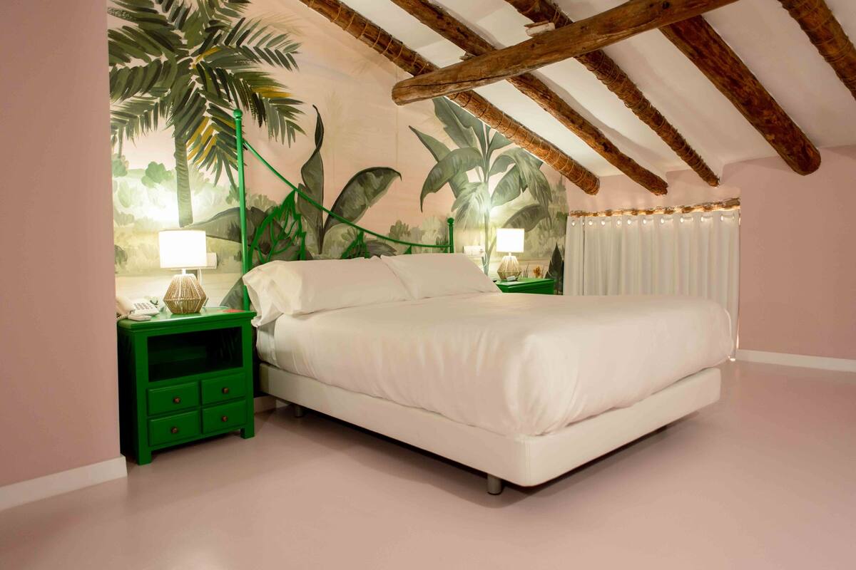 Suite (De Ceyt Abuceyt) | Iron/ironing board (on request), free WiFi, bed sheets