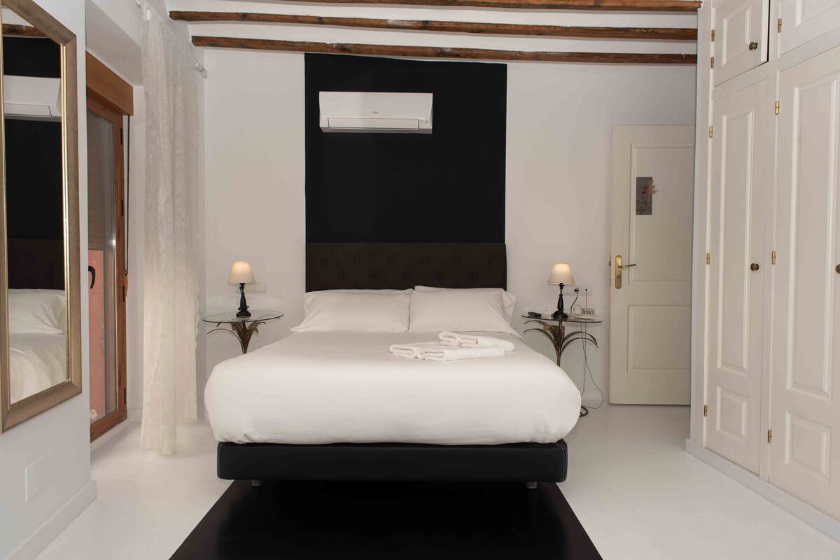 Double Room (De los Templarios) | Iron/ironing board (on request), free WiFi, bed sheets