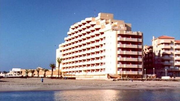 A multi-story hotel with numerous balconies, located near a beach. - Hawaii 6 (La Manga)