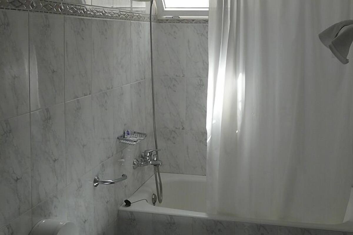 Single Room | Bathroom | Bathtub, hair dryer, bidet, towels